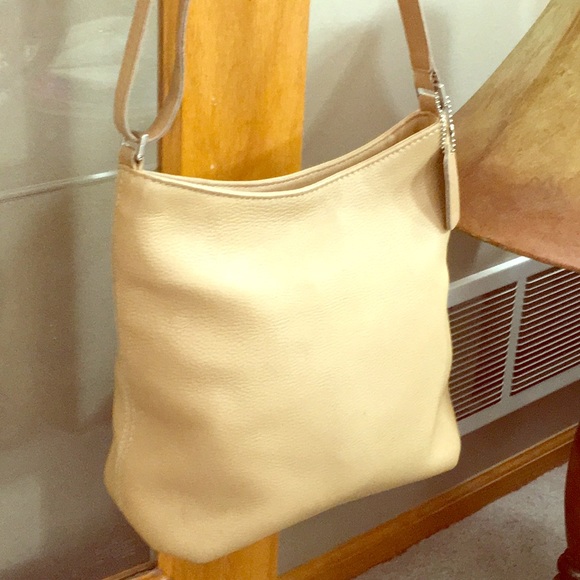 Coach Handbags - 💕Coach creme small-med leather nice bag 💕